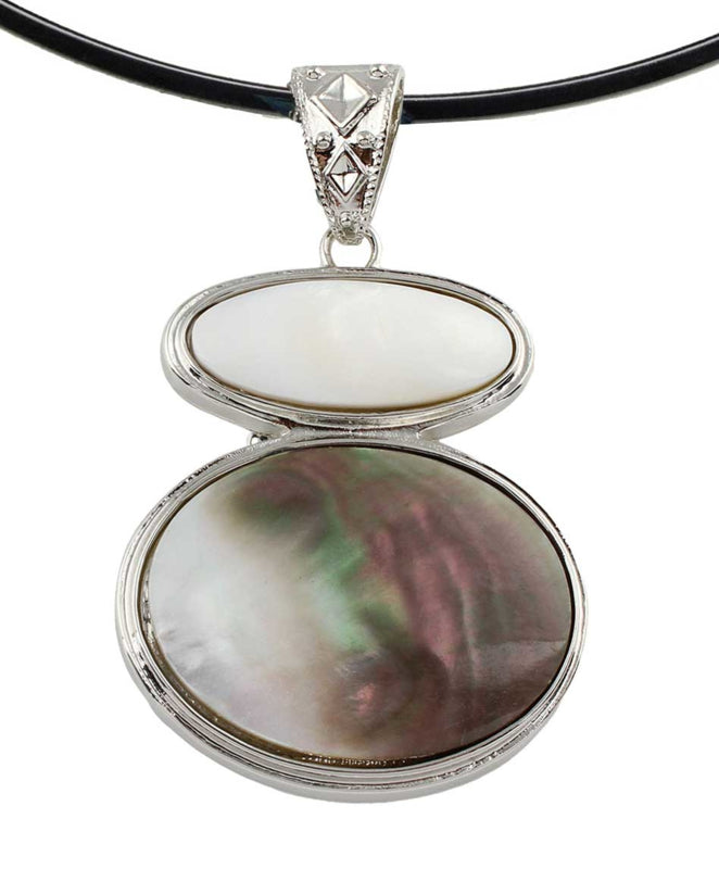 Detail van parelmoeren ketting met hanger | Black & White Shell