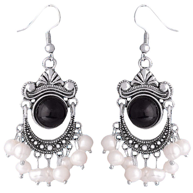 Lange zoetwater parel oorbellen met witte parels en sterling zilver (925) in retro stijl | Pearl Retro Black