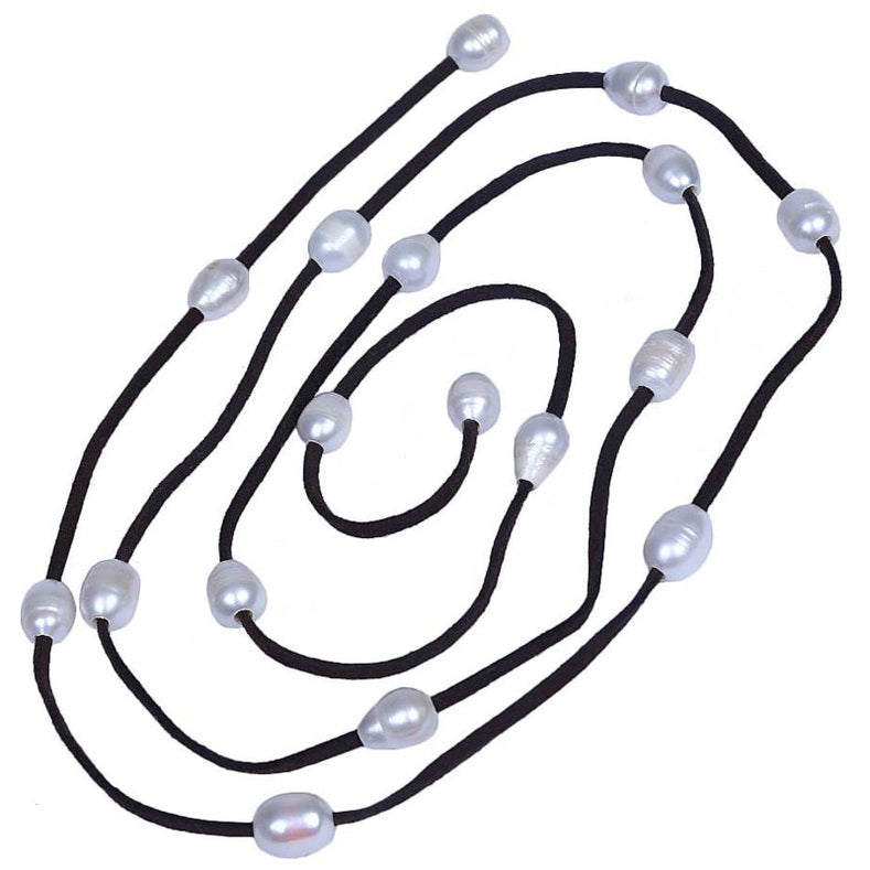 Zoetwater parelketting met witte parels en zwart suede liggend | Black Suède Pearl