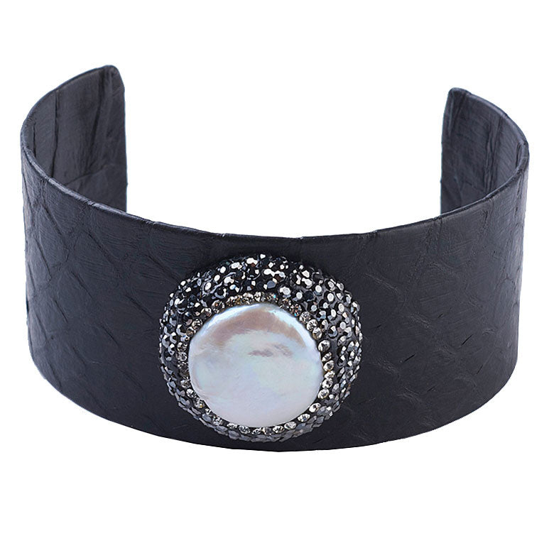 Wit zoetwater parel armband met stras steentjes en zwart leer, vooraanzicht | Bright One Pearl Black Leather