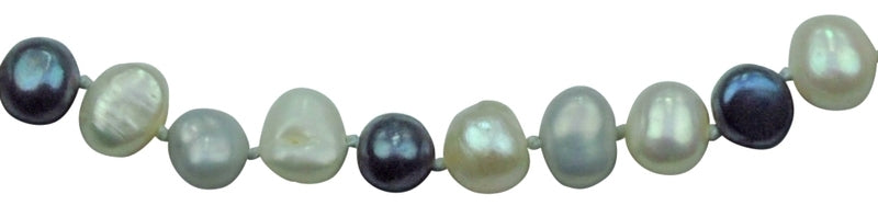 Detail van zoetwater parel armband met witte, grijze en donker blauw parels en sterling zilveren slotje | Grey Black White Pearl