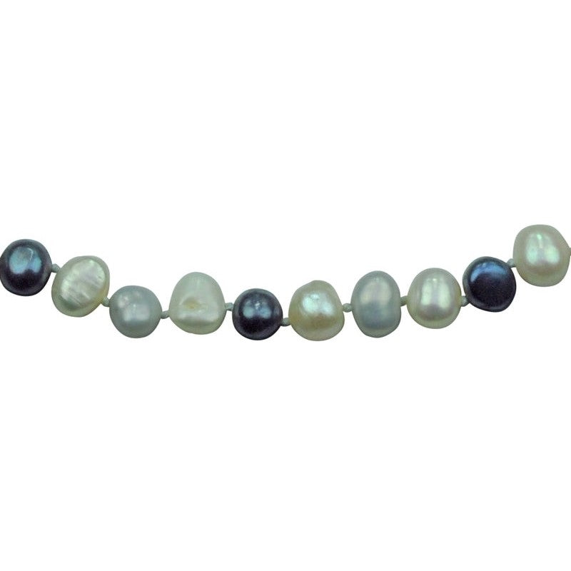 Detail van zoetwater parel armband met witte, grijze en donker blauw parels en sterling zilveren slotje | Grey Black White Pearl