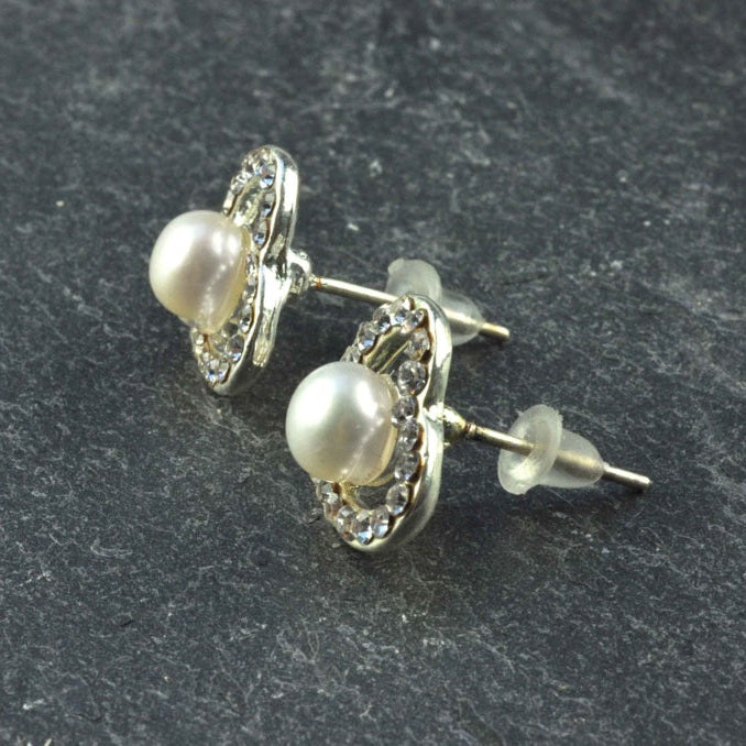 Zoetwater parel oorbellen met witte parel en stras steentjes in hart vorm, zijaanzicht liggend op leisteen | Radiant Pearl Heart