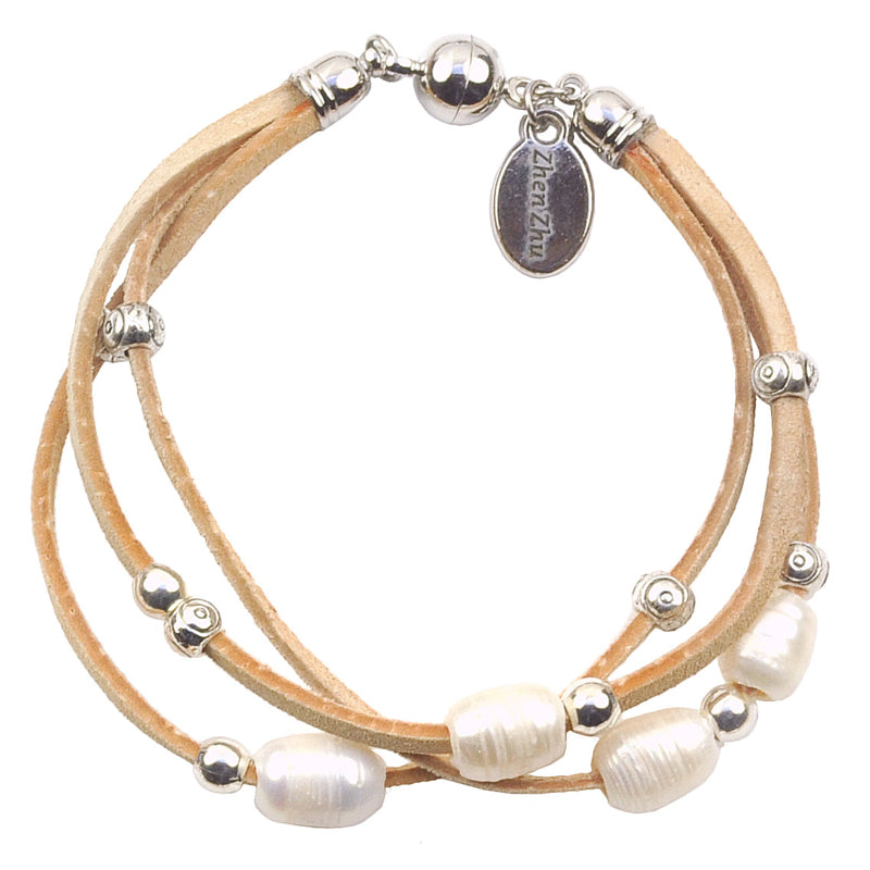 Witte zoetwater parel armband met crème suede en magneetslot | set Mireille