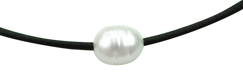 Detail van wit zoetwater parelketting met zwart leer en zilver edelstaal | Black Leather Pearl White
