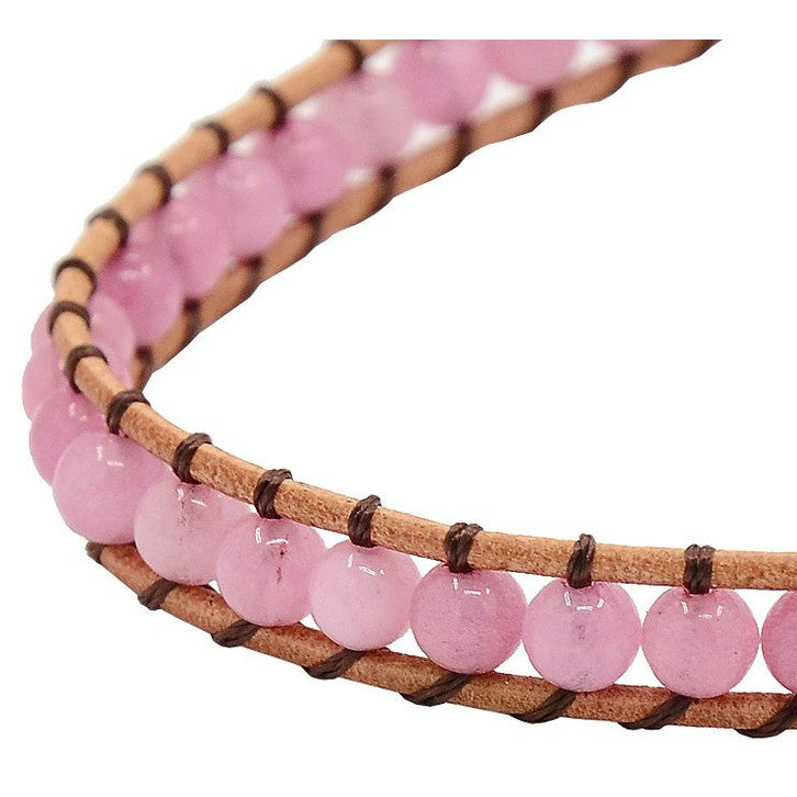 Detail van roze edelstenen armband met rozenkwarts en bruin leer | Wrap Little Rose Quartz