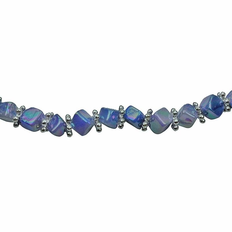 Detail van hemels blauwe parelmoeren ketting | set Shell Cube AB Blue
