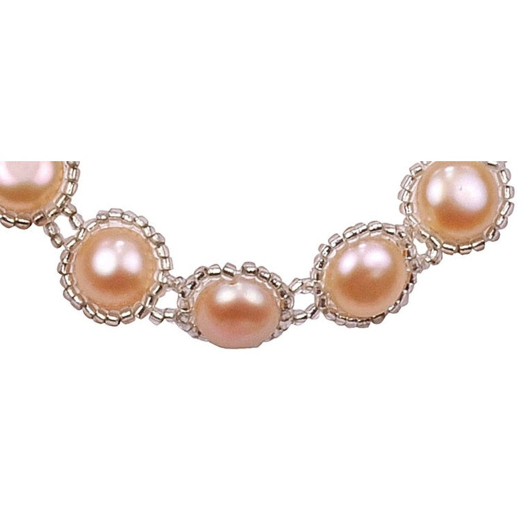 Detail van zoetwater parel armband met zalm kleurige parels en magneetslot | Pearl O Peach