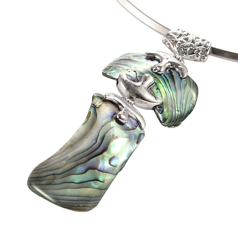 Detail van parelmoeren choker ketting met abaloon hanger | Shell Peacock