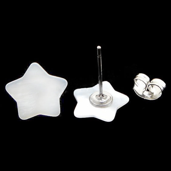 Witte parelmoeren oorknopjes in de vorm van een ster met edelstaal voor en achterzijde | Little White Shell Star