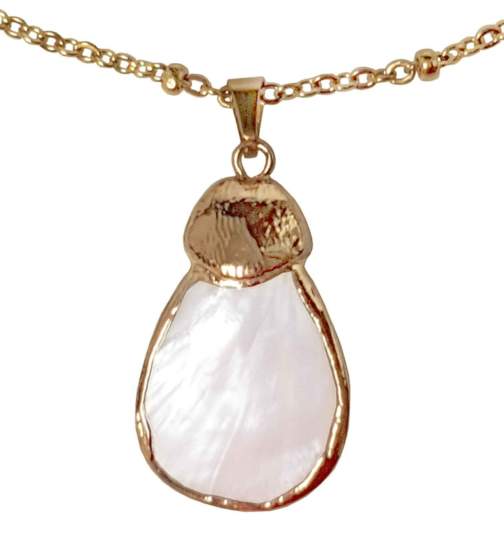 Detail van witte parelmoeren ketting met wit parelmoer hanger aan gouden edelstalen ketting | Gold Shell