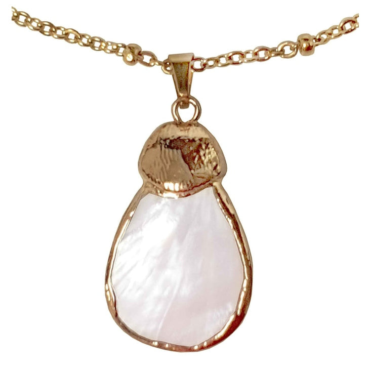 Detail van witte parelmoeren ketting met wit parelmoer hanger aan gouden edelstalen ketting | Gold Shell
