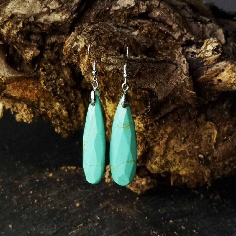 Lange groene edelstenen oorbellen met turkoois en sterling zilver (925) hangend aan schors | Big Long Drop Turquoise