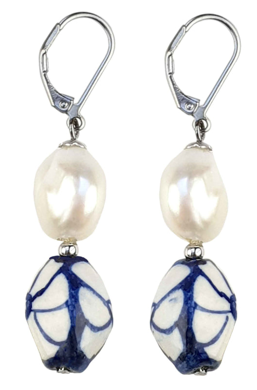 Zoetwater parel oorbellen met witte parels, Delfts blauw ornament en edelstaal, zijaanzicht | Hollands Glorie Bloem