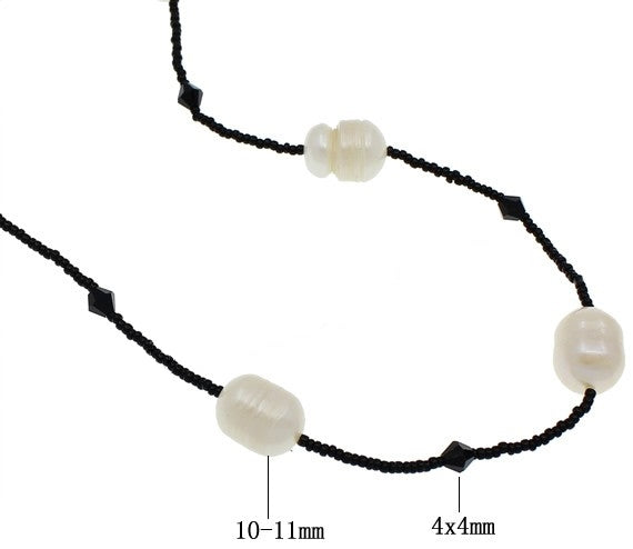 Detail van lange zoetwater parelketting met witte parels en zwarte glaskraaltjes met maat indicatie | White Pearl Sweater