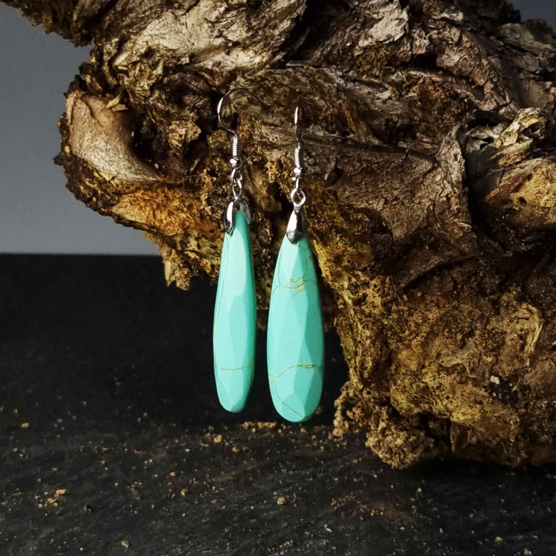 Lange groene edelstenen oorbellen met turkoois en sterling zilver (925) hangend aan schors zijaanzicht | Big Long Drop Turquoise