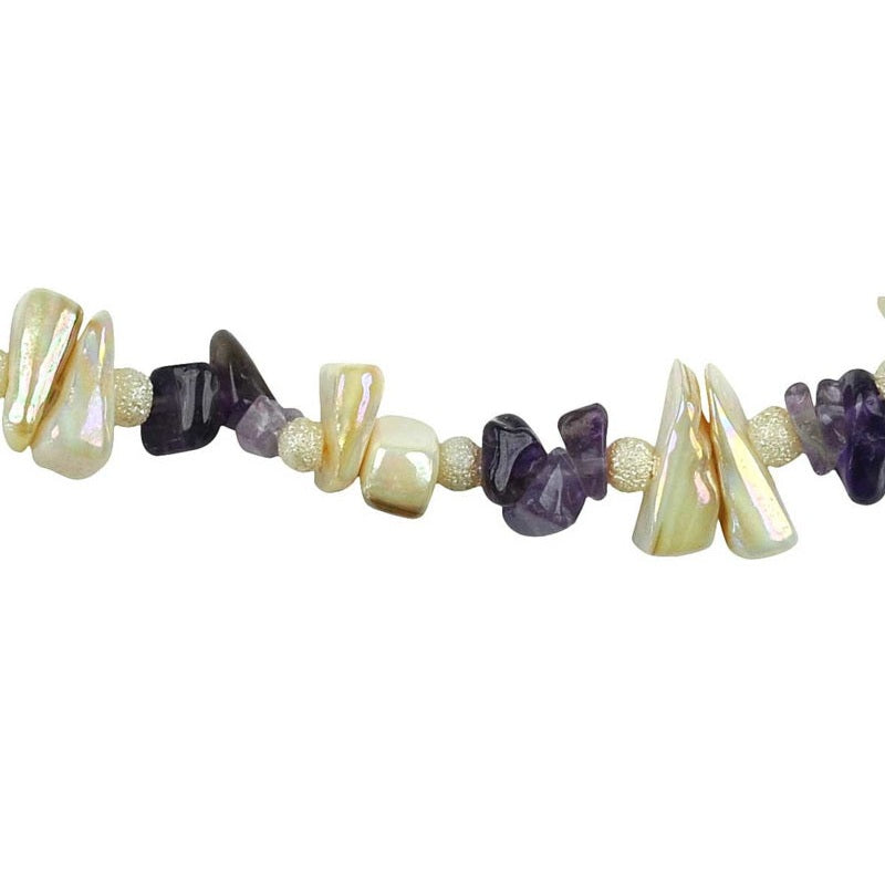 Detail van edelstenen ketting met amethist en crème parelmoer | Cube Amethyst