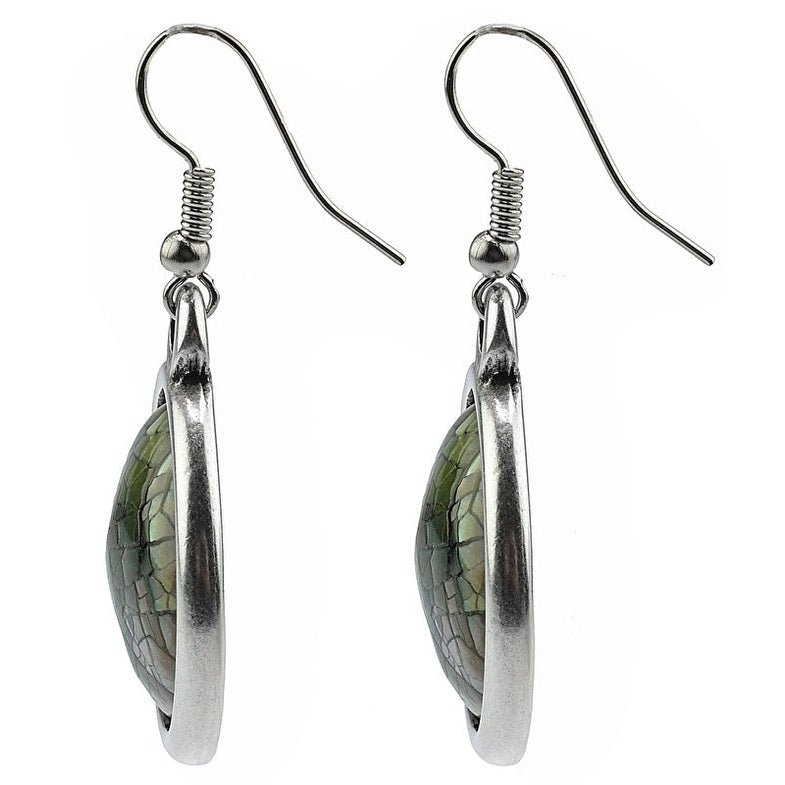 Parelmoeren oorbellen van groen blauw parelmoer en sterling zilver 925 zijaanzicht | Blacklip Mozaik