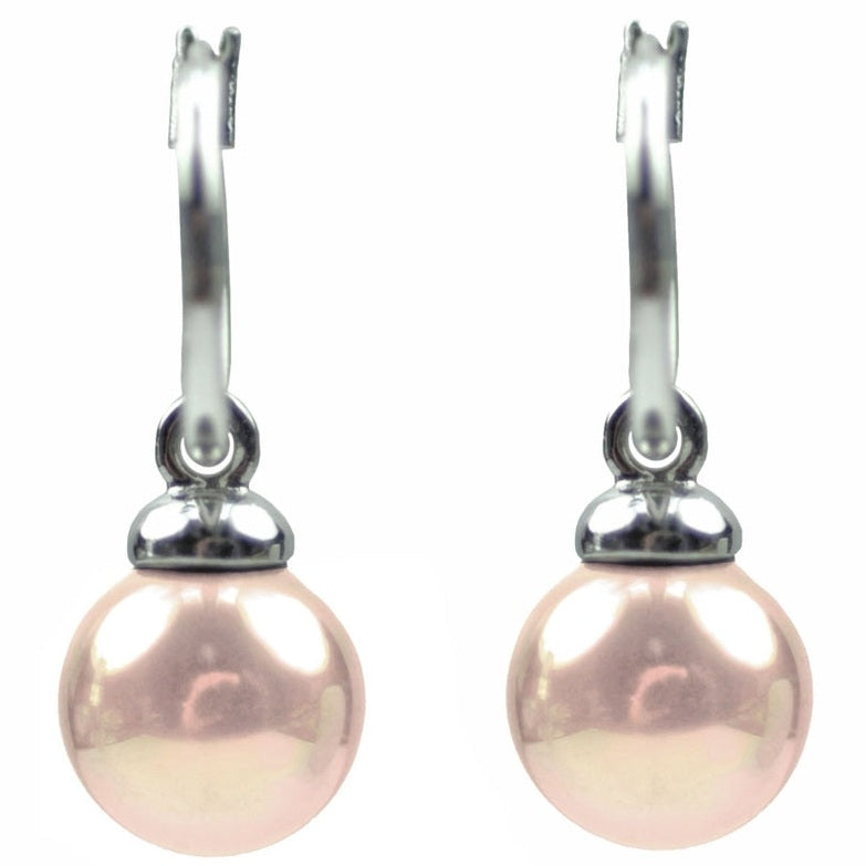 Licht zalm kleurige parel oorbellen aan oorringen, vooraanzicht | Little Hope Light Powder