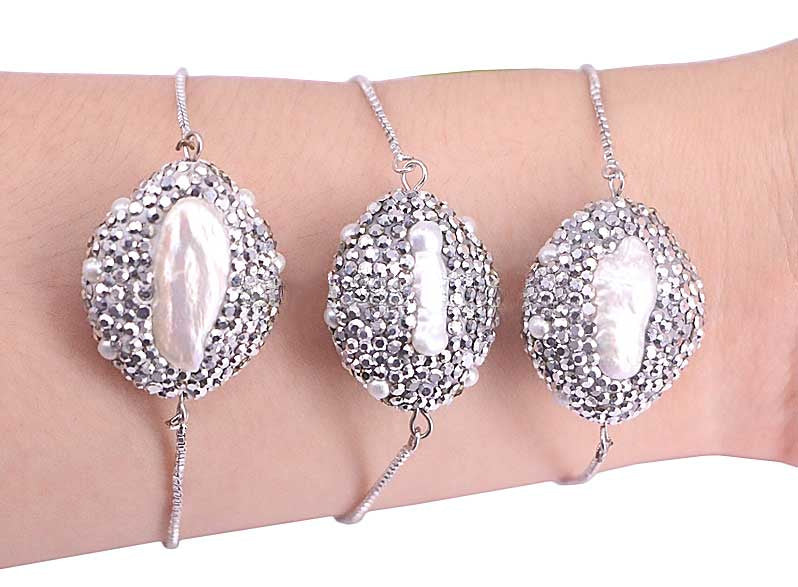 Wit zoetwater parel armband met stras steentjes, glitter armband met parel en schuifsluiting om pols | Bright Biwa Silver