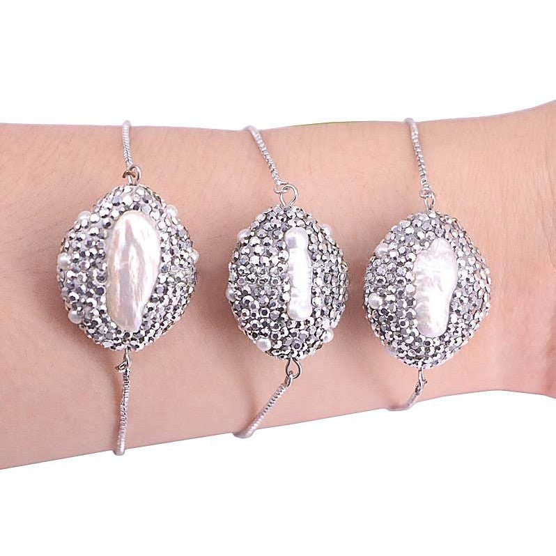 Wit zoetwater parel armband met stras steentjes, glitter armband met parel en schuifsluiting om pols | Bright Biwa Silver