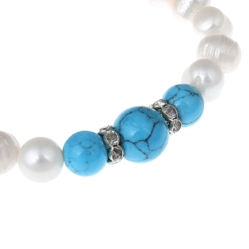 Detail van wit zoetwater parel armband met turkooise - en stras stenen, elastisch parel armband met turkooise stenen en stras stenen | Bling Pearl 3 Turquoise Balls