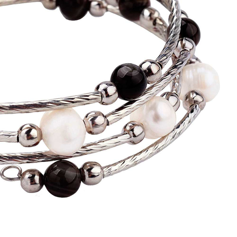 Detail van wit zoetwater parel wikkelarmband met zwarte agaat | Wrap Pearl Black Striped Agate