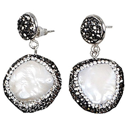 Witte zoetwater parel oorbellen met grote witte coin parel en stras steentjes, vooraanzicht | Bling Coin Pearl