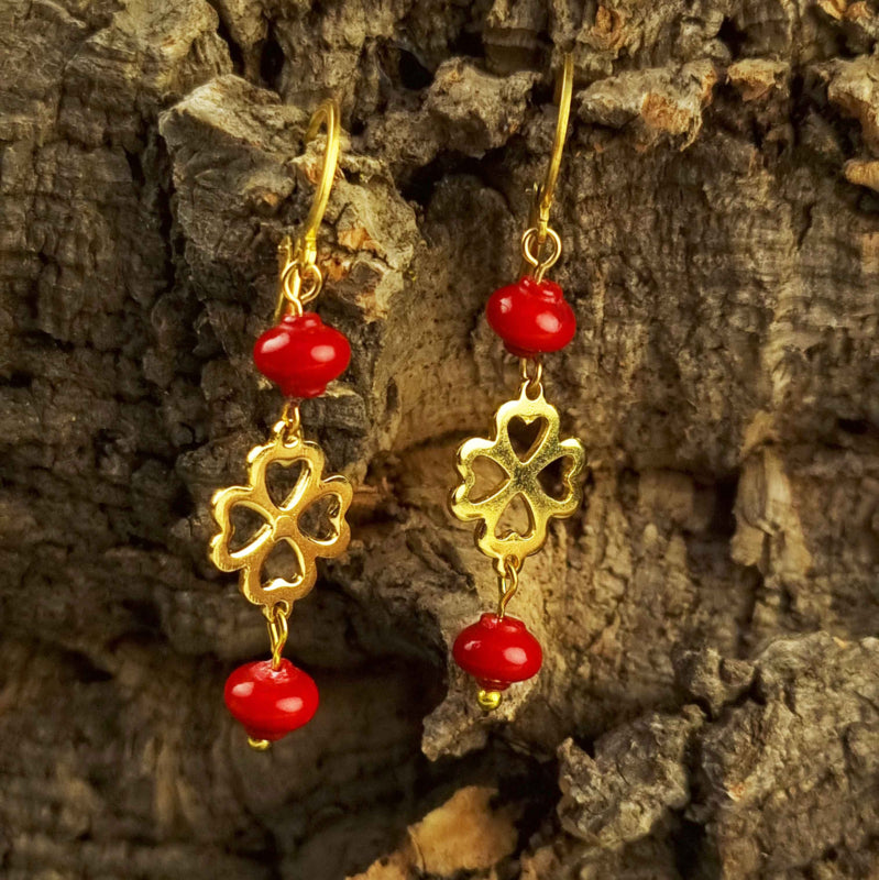 Rood koralen oorringen met goud klavertje vier van edelstaal hangend aan schors | Lucky