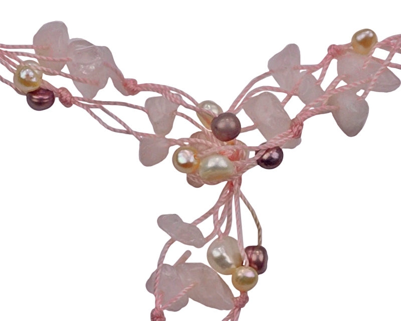 Detail van lange zoetwater parelketting met witte, zalm en paarse parels en roze edelsteen rozenkwarts | Sweet Rosa