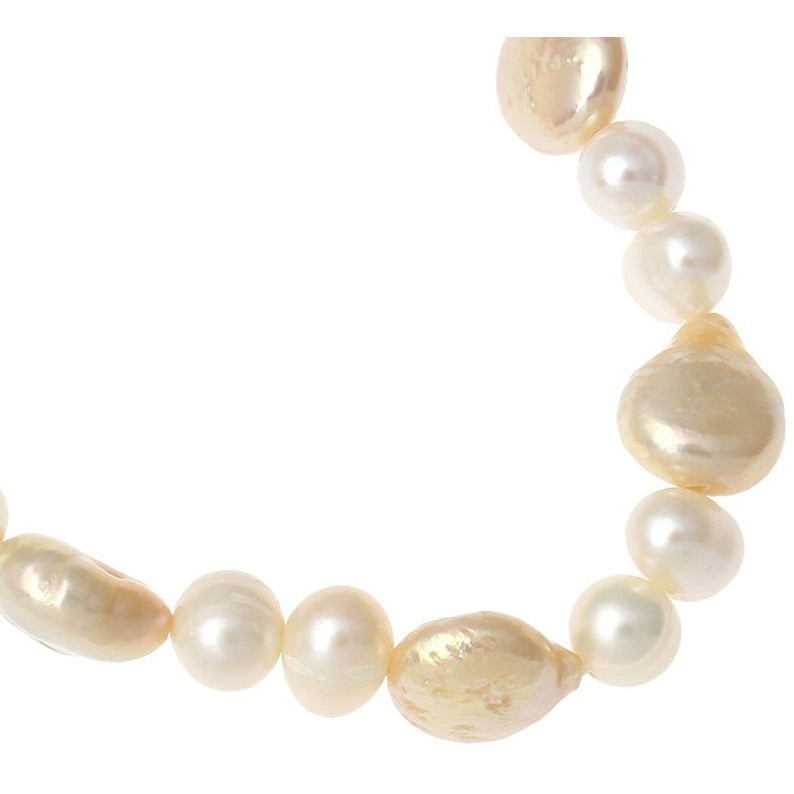 Detail van zoetwater parel armband met wit en zalm kleurige parels, elastisch | Zicoin