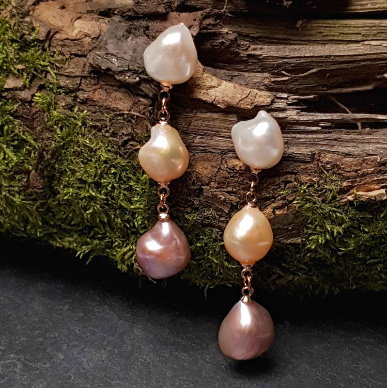 Lange zoetwater parel oorbellen met witte, zalm en roze barok parels en rosé goud hangend aan stronk | 3 Baroque Soft Pearls