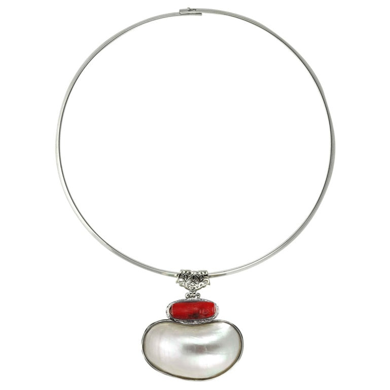 Koralen ketting met wit parelmoeren hanger aan spang