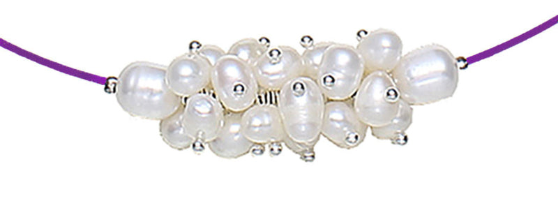 Detail van korte zoetwater parelketting met witte parels aan paarse spang met magneetslotje | White Oval Ball Purple