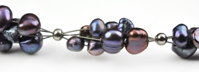 Detail van zoetwater parelketting met paars blauwe parels en sterling zilver (925) | Patty