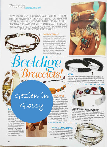 Wit zoetwater parel armband met bruin leer en magneetslot gezien in tijdschrift Glossy | Aafke