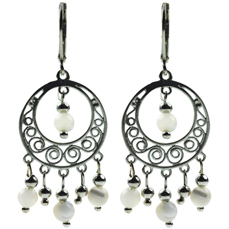 Witte parelmoeren oorbellen in oosterse stijl met zilver edelstaal | Saisha