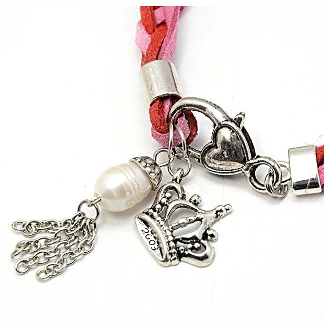 Detail van wit zoetwater parel armband met rood en roze suède Pearl Charm Suede