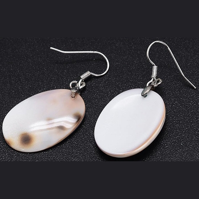 Witte ovale schelpen oorbellen met sterling zilver (925) voor en achterzijde | Panther Oval
