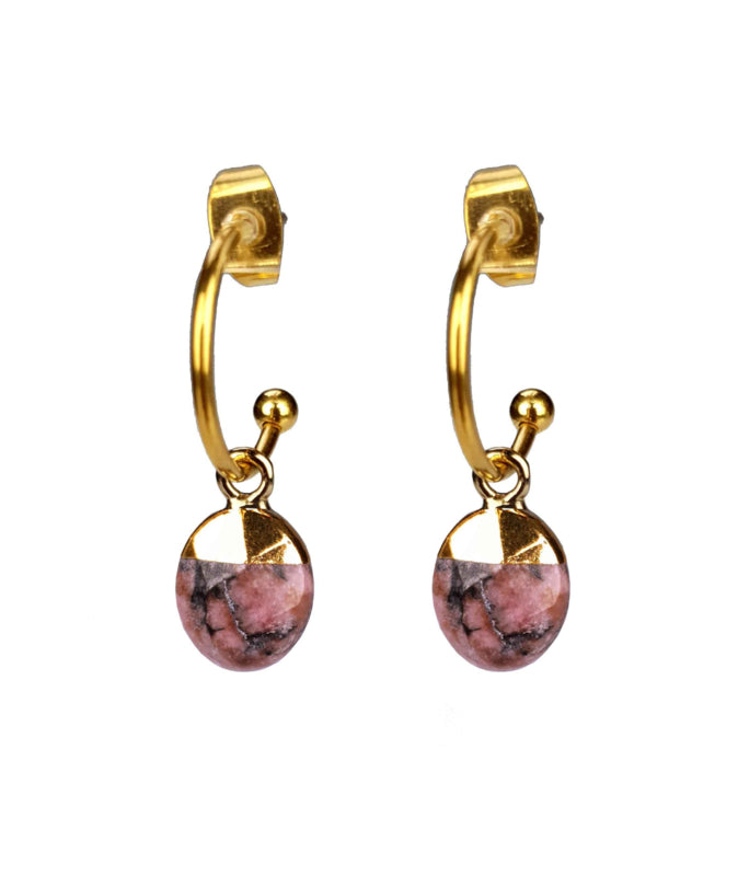 Vooraanzicht van edelstenen oorbellen met rhodoniet en goud edelstaal, oorringen met edelstenen hangertje | Golden Hope 15 mm Rhodonite