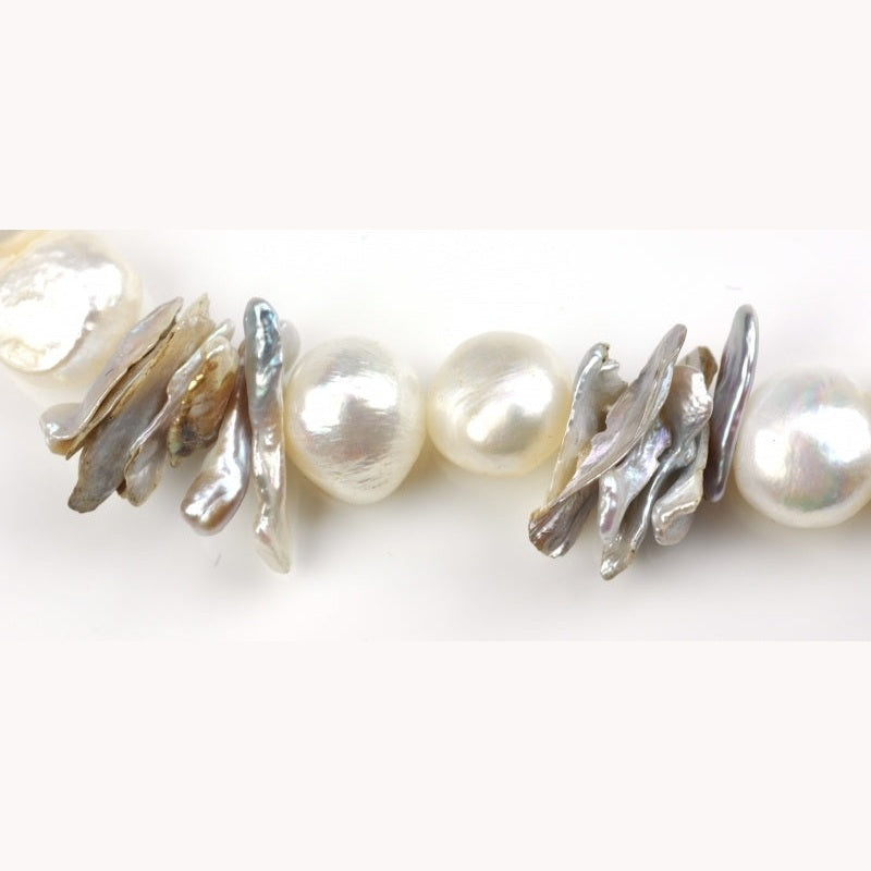 Detail van zoetwater parelketting met witte en grijze parels en zilveren slotje met stras steentjes | Pearl Grey Chip