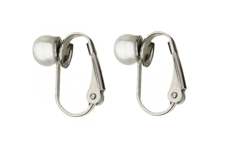 Zijaanzicht van kleine witte zoetwater parel clips oorbellen met edelstaal | Fiell Clip Pearl Small