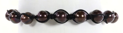 Zoetwater parel schuif armband met bruin zwarte parels op display | Sambala Brown Pearl