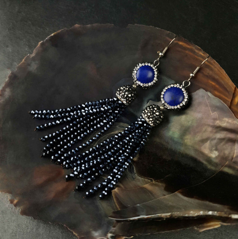 Lange blauwe edelstenen oorbellen met lapis lazuli, stras steentjes, sterling zilver (925) en kwastje liggend in schelp | Bright Lapis Lazuli Tassel