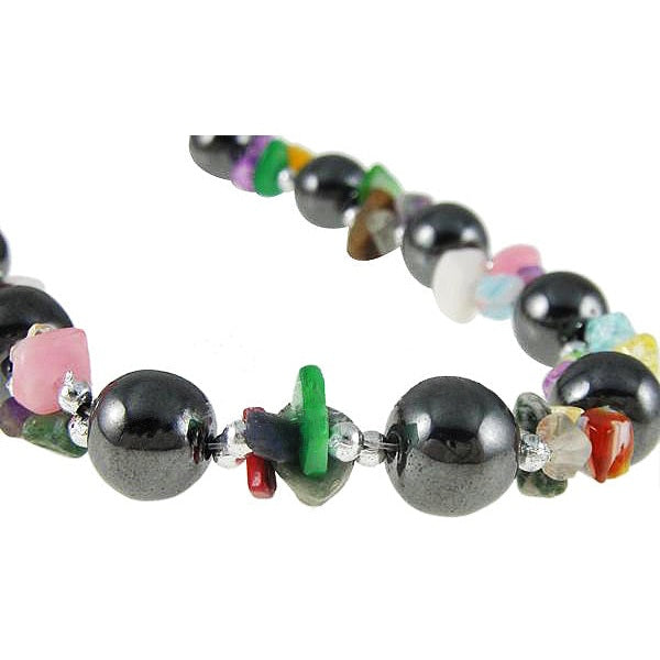 Detail van edelstenen ketting met zwarte hematiet en gekleurde stukjes parelmoer en edelstenen | Colorfull Gemstone