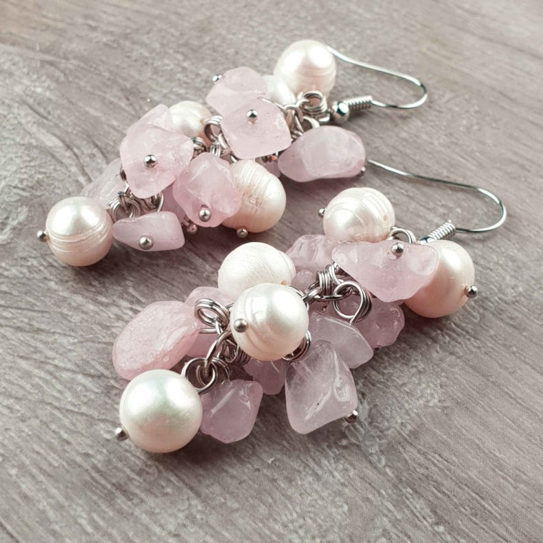 Witte zoetwater parel oorbellen met rozenkwarts en sterling zilver (925) zijaanzicht | Pearl Rosé Quartz Chip