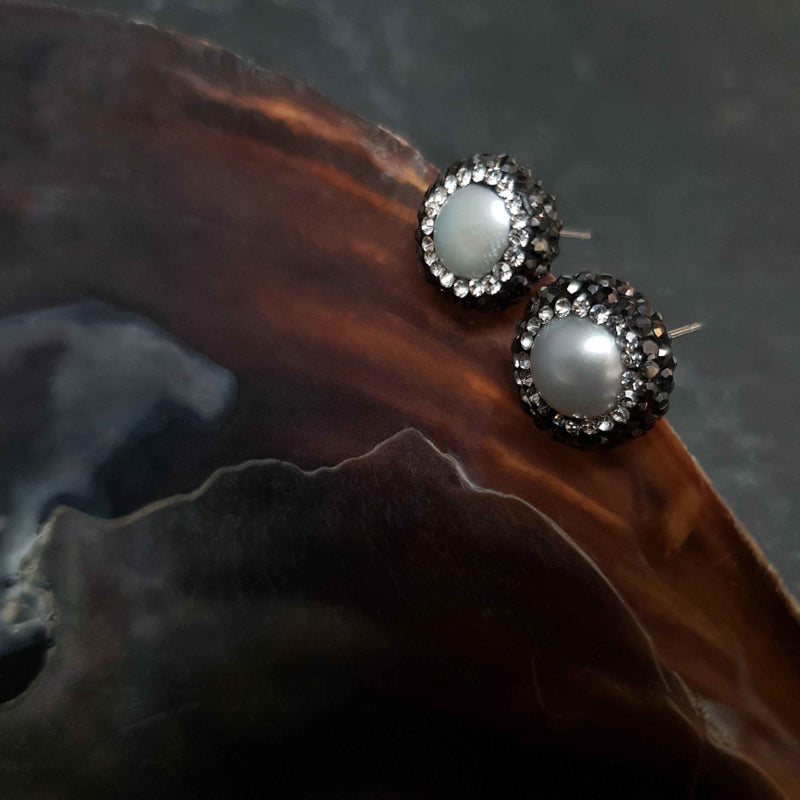 Zoetwater parel oorknopjes met witte parels, stras steentjes en sterling zilver (925) hangend aan schelp | Bright Pearl Small