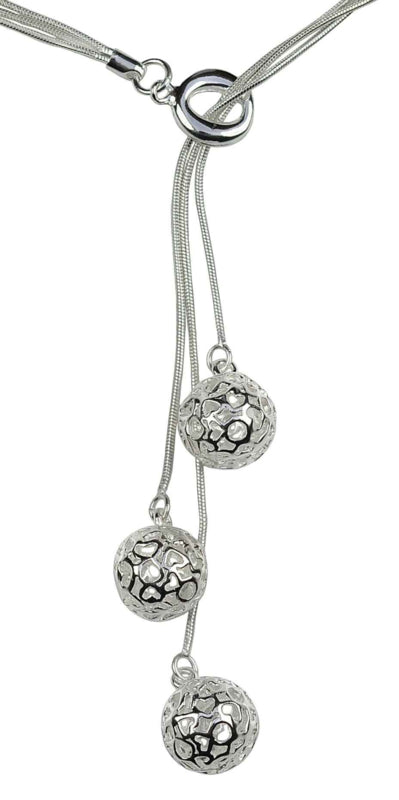 Detail van verzilverde ketting met 3 kettingen met bolletje met hartjes motief | Silver Ball