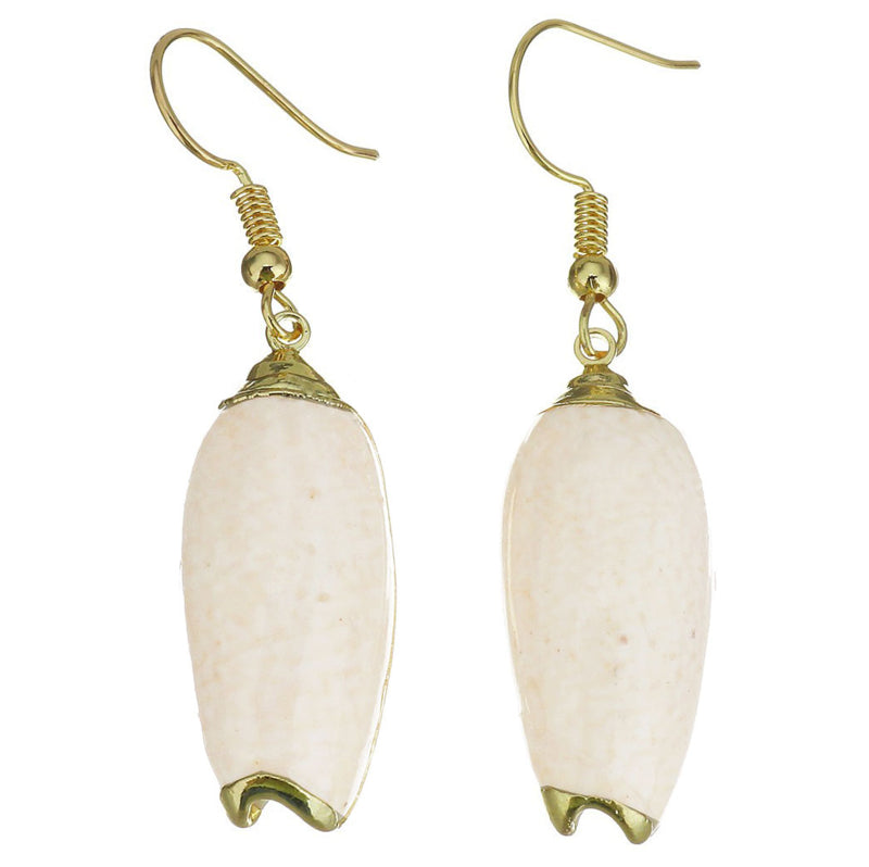 Schelpen oorbellen met beige schelp en goud edelstaal | Pillar Seashell Gold