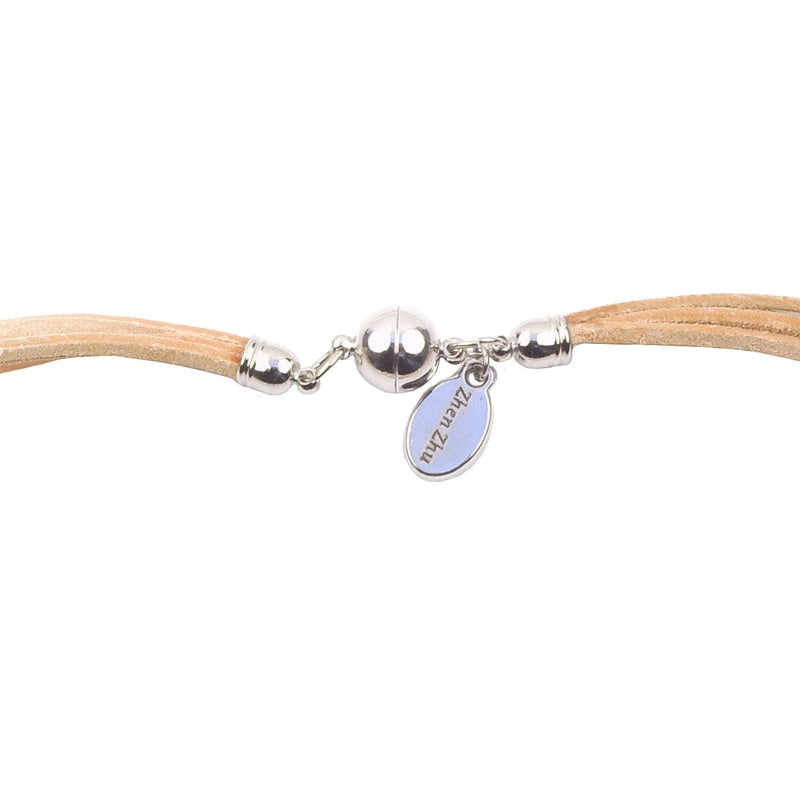 Magneetslotje van witte zoetwater parelketting met crème suede | set Mireille